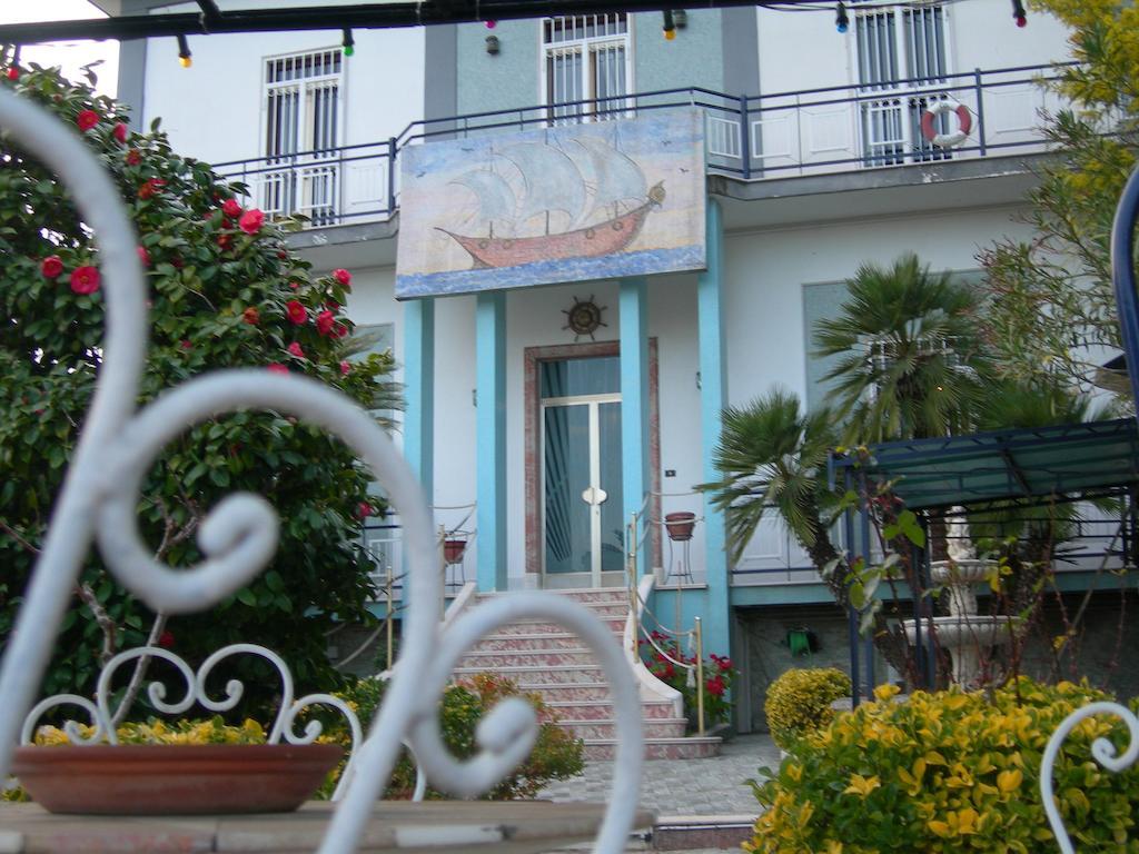 B&B La Nave Napoli Bagian luar foto